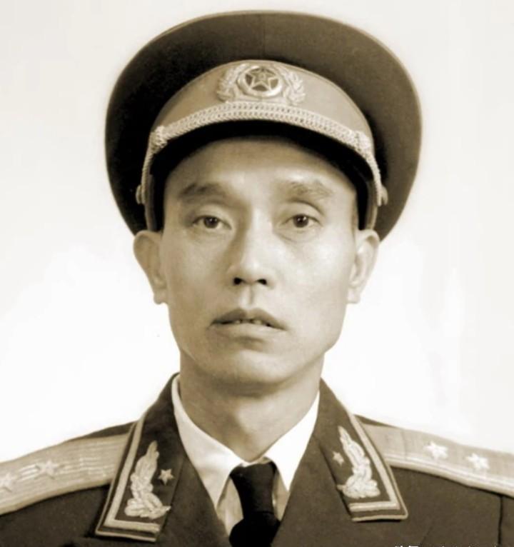 1947年，一名解放军师长，大腿根部受伤住院，这时，一19岁女护士来到他的病房，