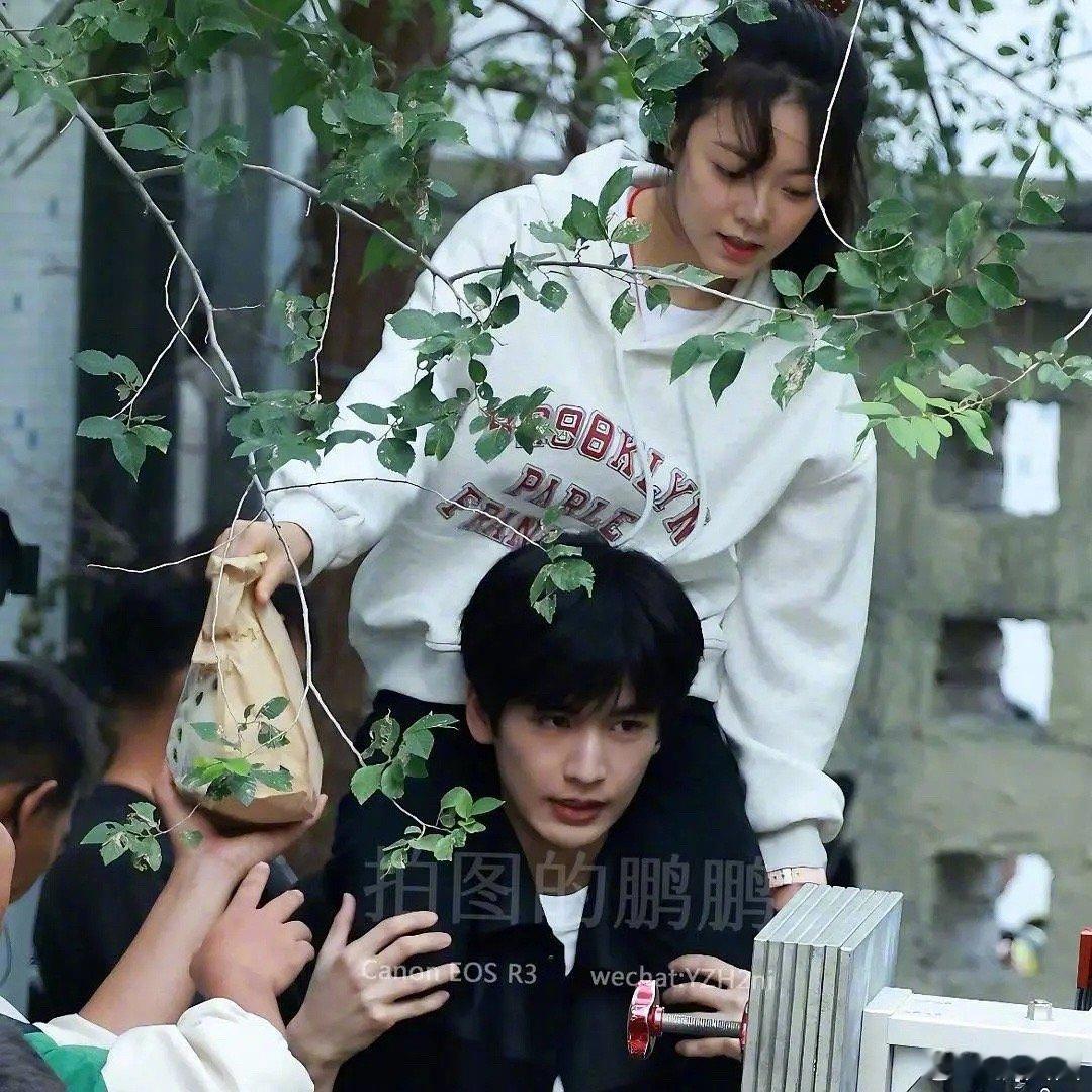 樱桃琥珀张凌赫背赵今麦路透，能嗑到嘛～ ​​​