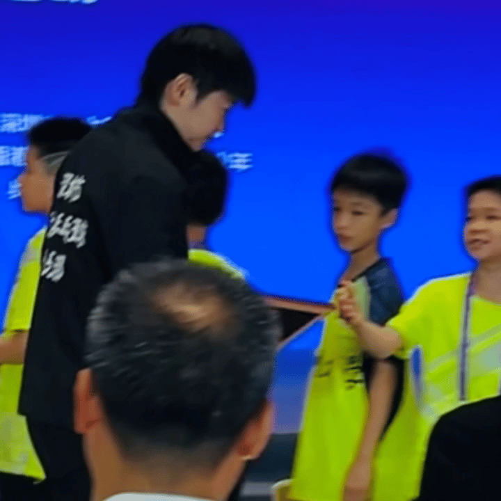 孙颖莎 莎莎拜拜莎莎拜拜👋🏻 