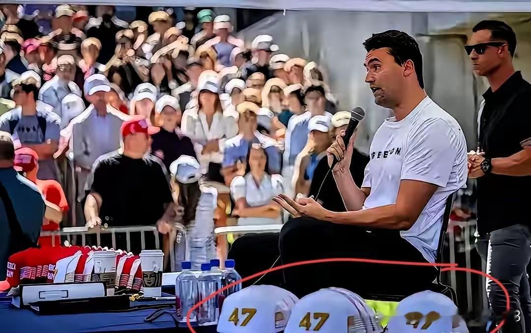 着实讽刺，特朗普最为坚定的铁杆盟友柯克，在演讲会上发表“拥枪”言论之际，竟被人一