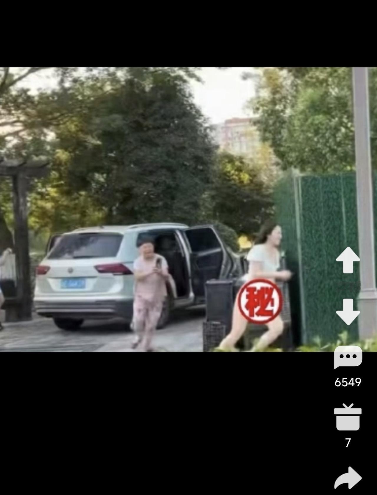 荒唐！浙江湖州男子车内和第三者幽会，原配带人当场捉奸，女子来不及穿衣仓皇跑下车，
