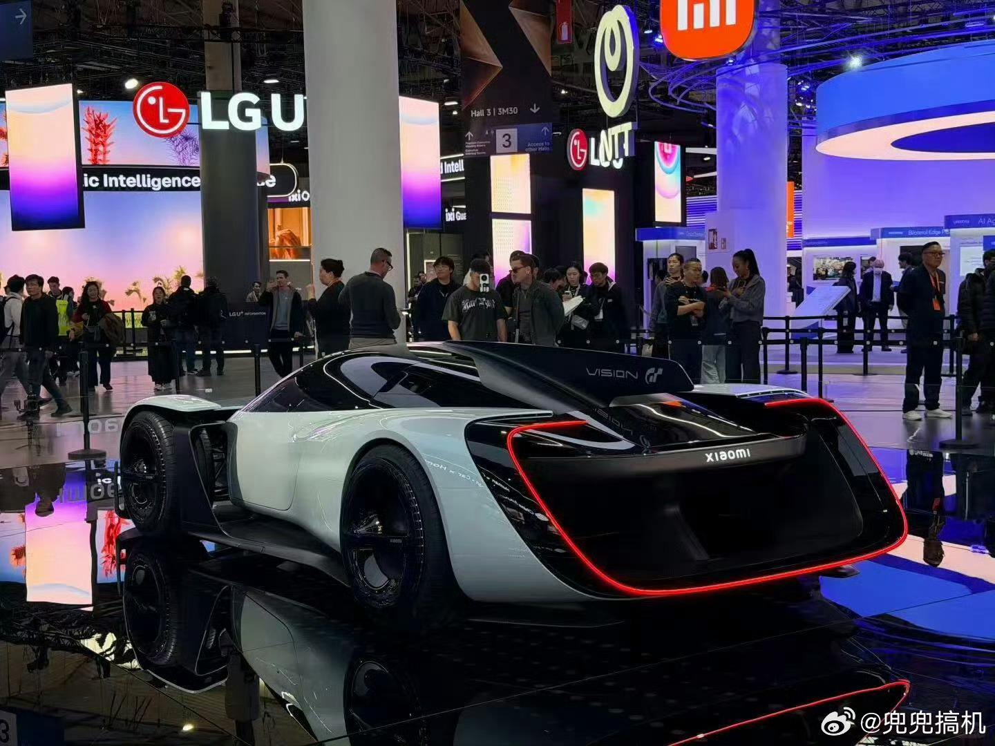 小米超跑线下实车曝光目前唯一遗憾就是 不会量产。不过目前已经开始征集等比例车模意