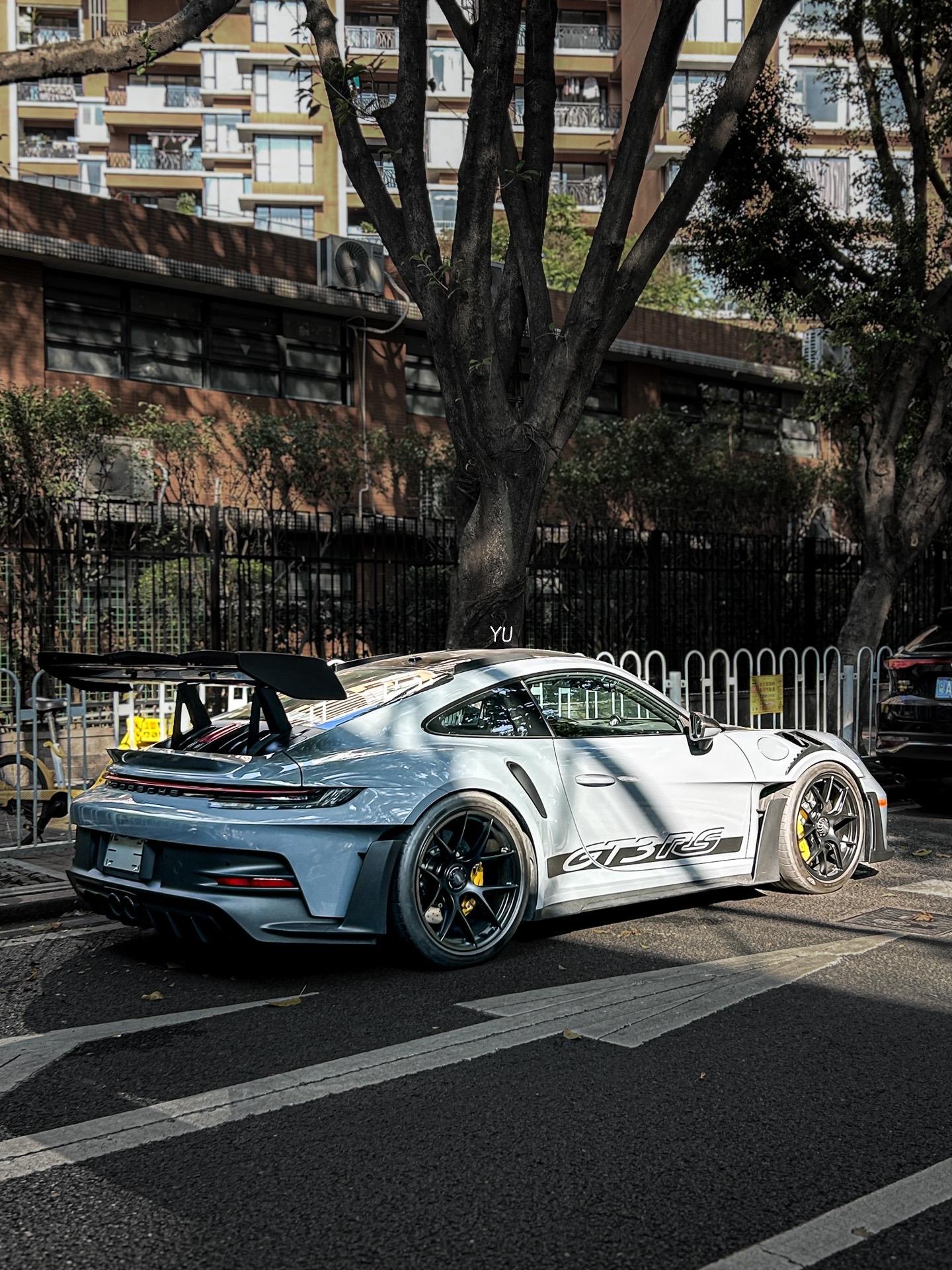 阳光下的 保时捷992gt3rs 显得格外优雅