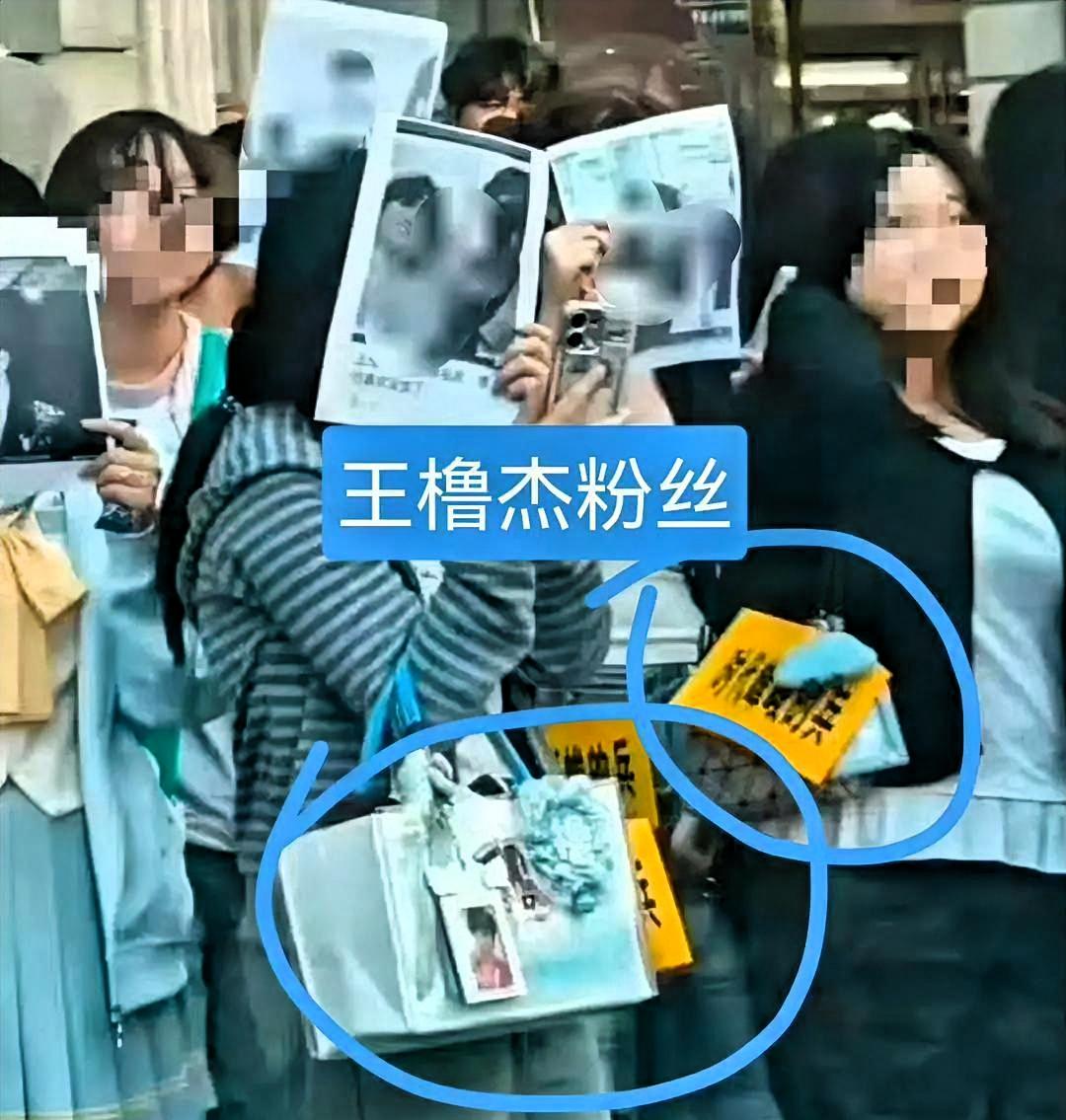 国庆节的武汉江汉路，有人当街举起了穆祉丞的黑白照。

穆祉丞是活人，是艺人。照片