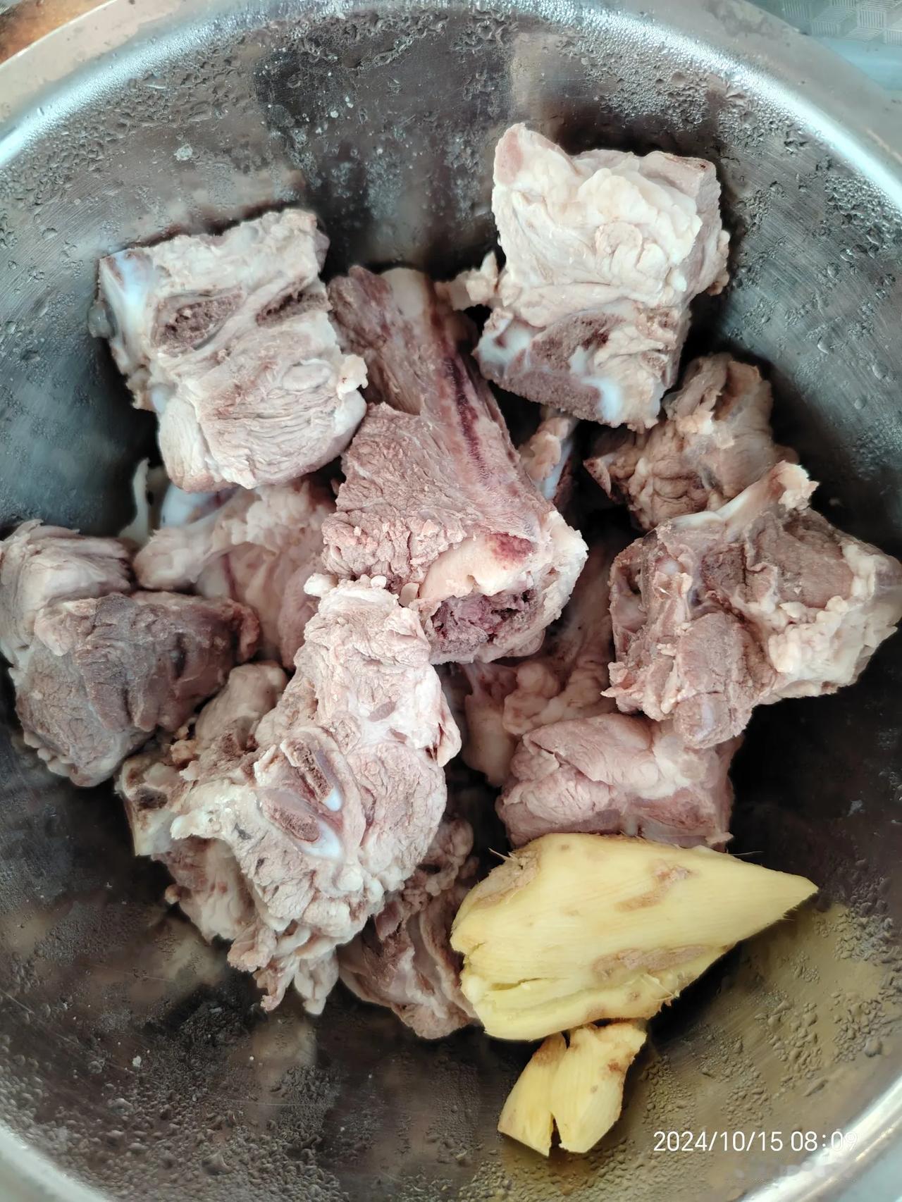 买点大骨头，发点海带，将大骨头放佛水煮5分钟，温水洗干净，将海带切成一块一块，放