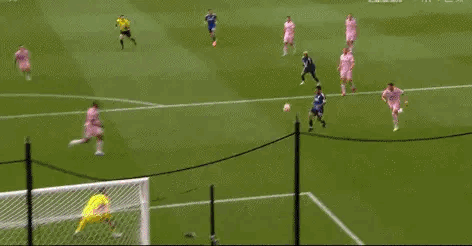 这踢法[震惊]，梅西进俩也不够你玩啊！[捂脸]毫无道理可讲，纯属鬼神一家的对决。