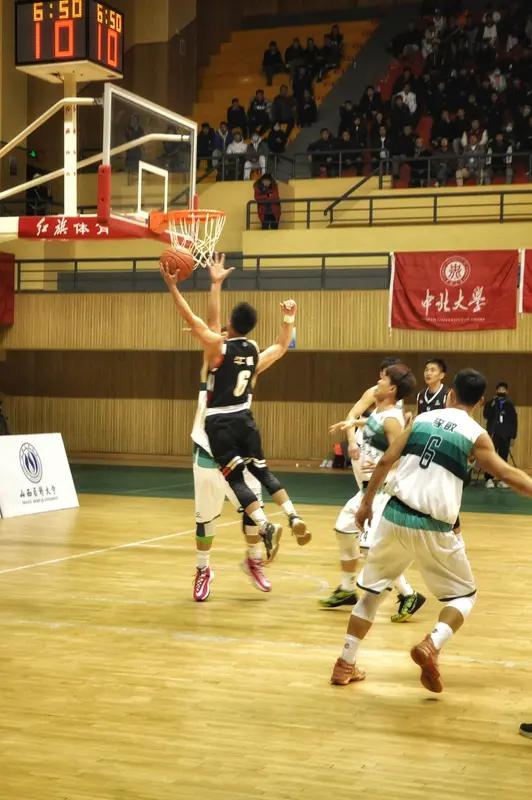 上头条聊CBA 最近CBA赛事超精彩！上海队100 - 96险胜山西，末节逆转豪