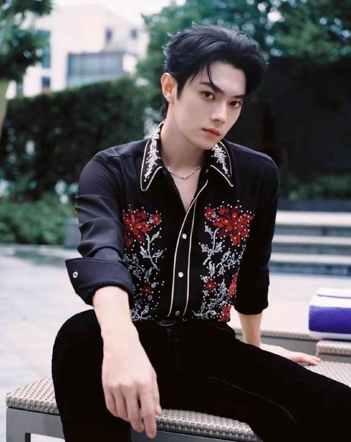1. 古力娜扎的前经纪人嘴比较碎，一心想做网红。被辞退之后，还到处蹭艺人热度，行
