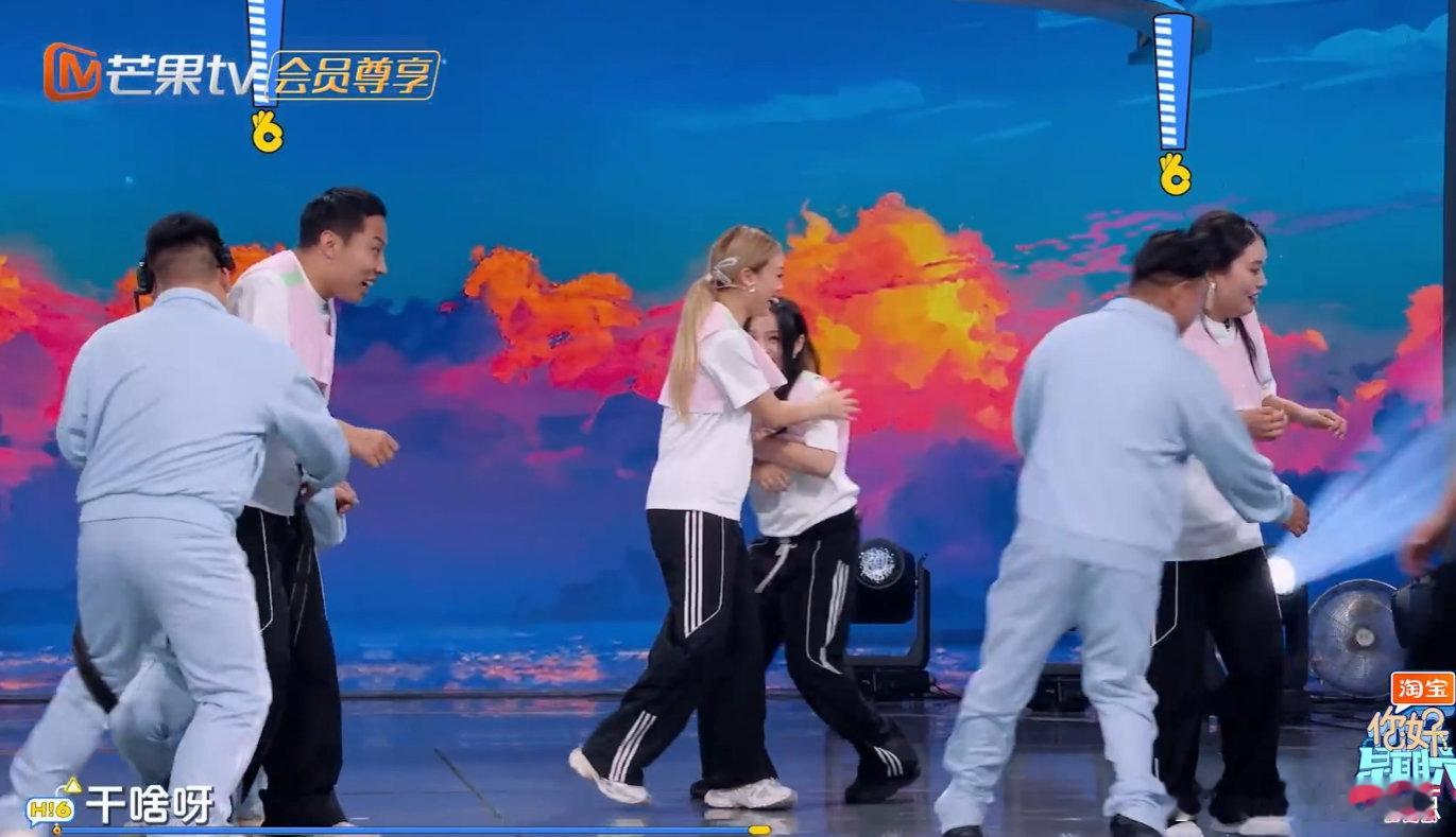 徐志胜李雪琴唱着唱着飞起来了徐志胜李雪琴太会整活了！hi6 惩罚 KTV 唱着唱