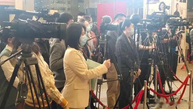 自从中国掌握住稀土命脉后，一个奇怪现象就此产生：越来越多的国家发现大量的稀土矿，