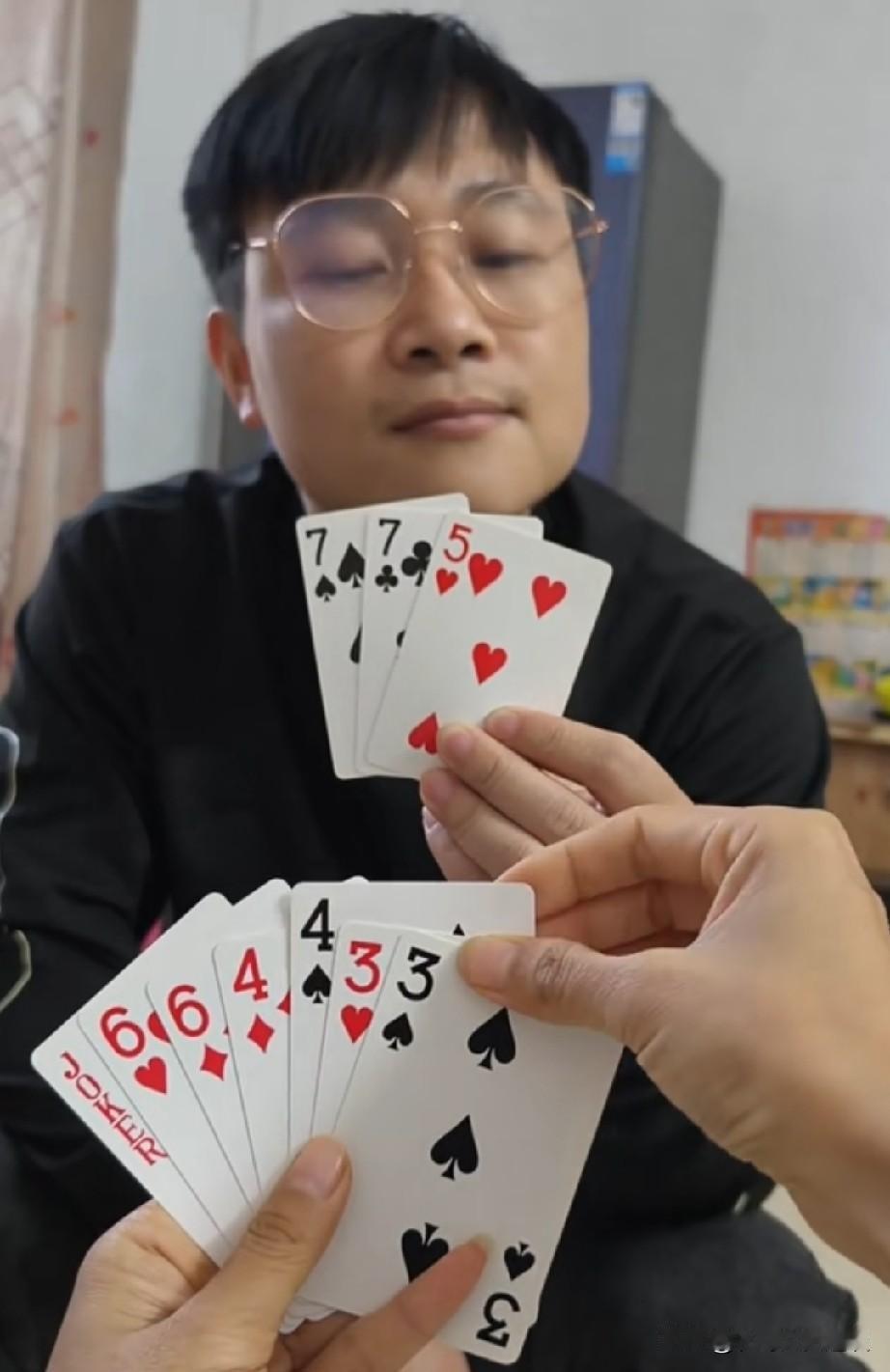 这牌实在是不好出，有难度啊，我想了想，先出个6，对方用7打，那对方就败了。如果对