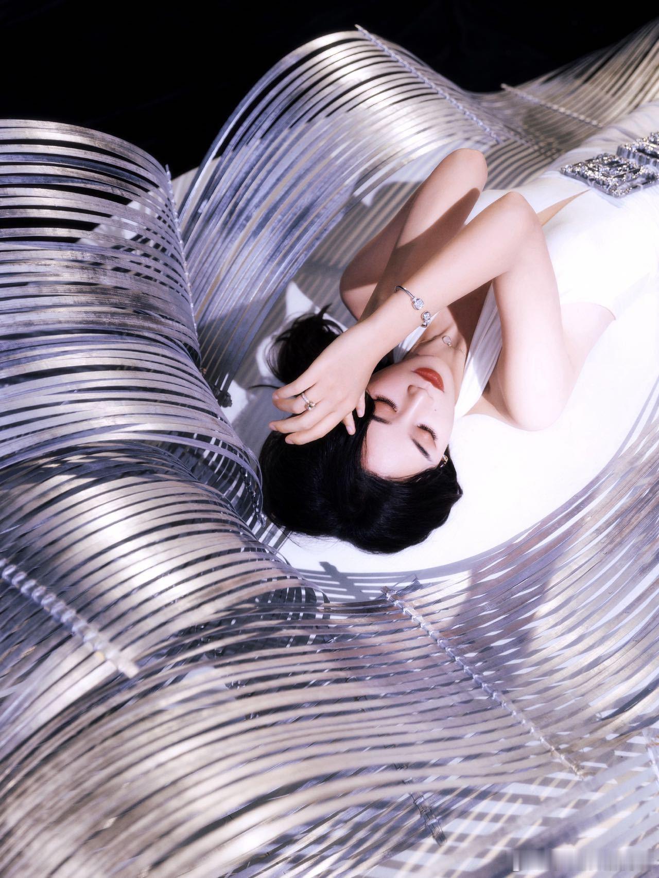 蒋欣蓝盈莹华妃浣碧同框了 镜头切过去的瞬间，仿佛看到两个时代的交汇：经典永不褪色