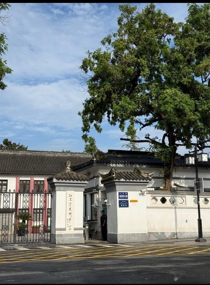 能在这个高中读书，压力大不大？