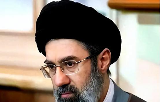 穆杰塔巴暗棋定局：焊死海峡+清内鬼，中俄联手让特朗普美梦泡汤
 
穆杰塔巴这人有