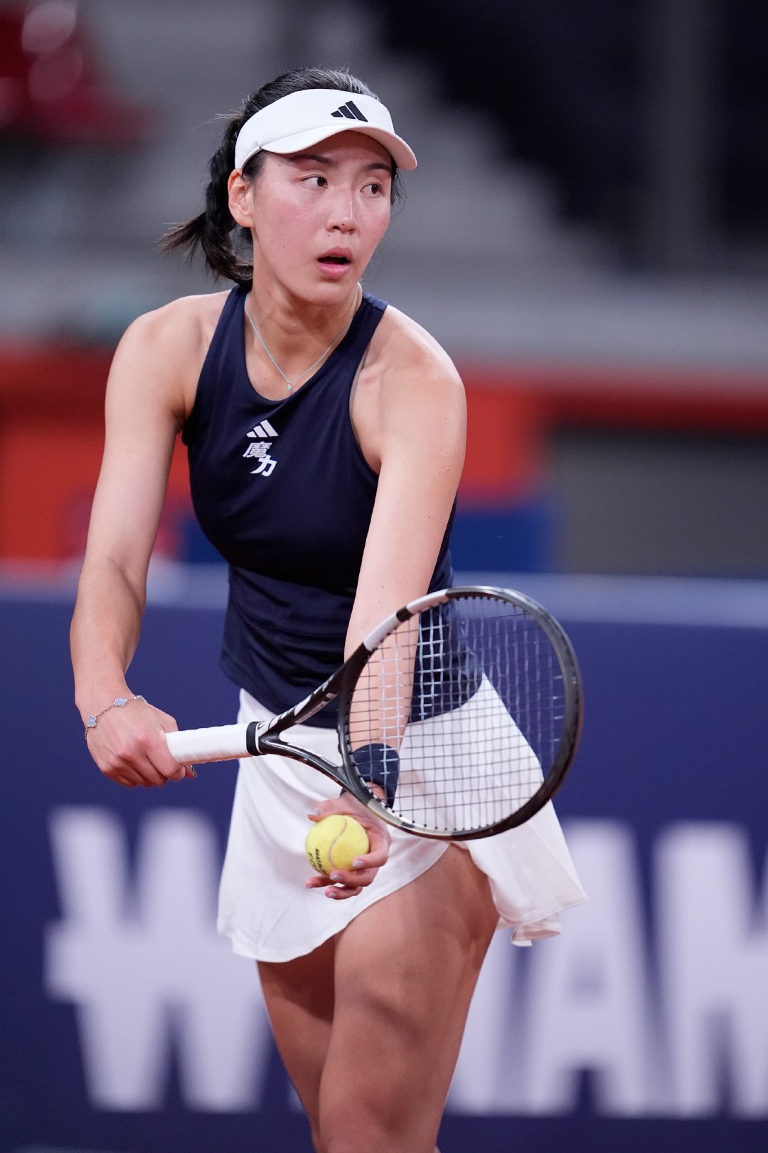 萨姆森逆转王欣瑜！WTA1000马德里站第二轮，18岁的捷克外卡小将萨姆森以2-