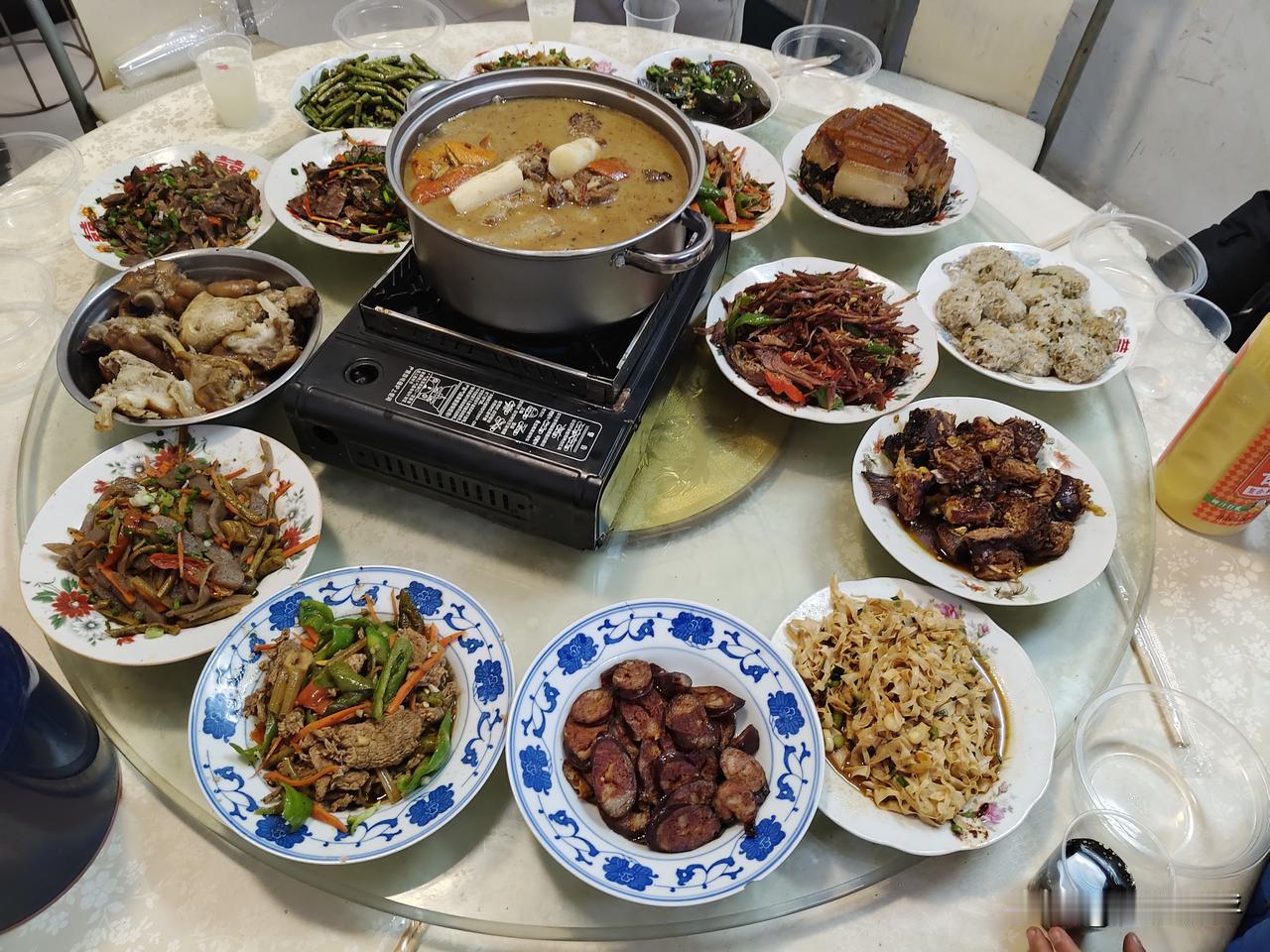 在湖北宜昌很多地方过年，中午的一餐才是正餐，而很多地区年夜饭才是正餐，我们湖北宜