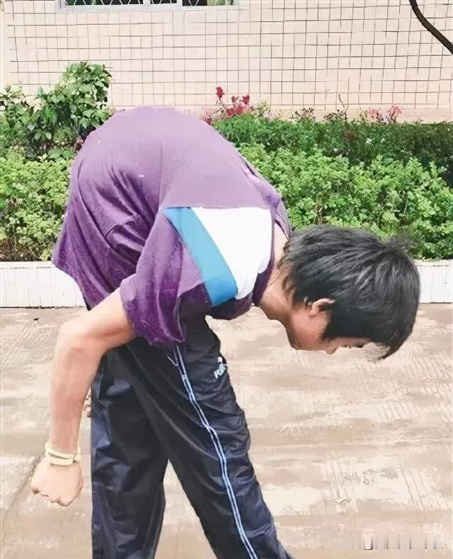 大舅在生孩子这件事情上吃了太多的苦头。刚结婚那会儿，大舅和舅妈搬到了同一个村的丈