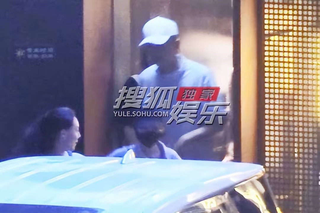 #陈晓[超话]##陈晓张佳宁聚餐# 最近流行好友聚会呀[污]这边陈晓和张佳宁等老