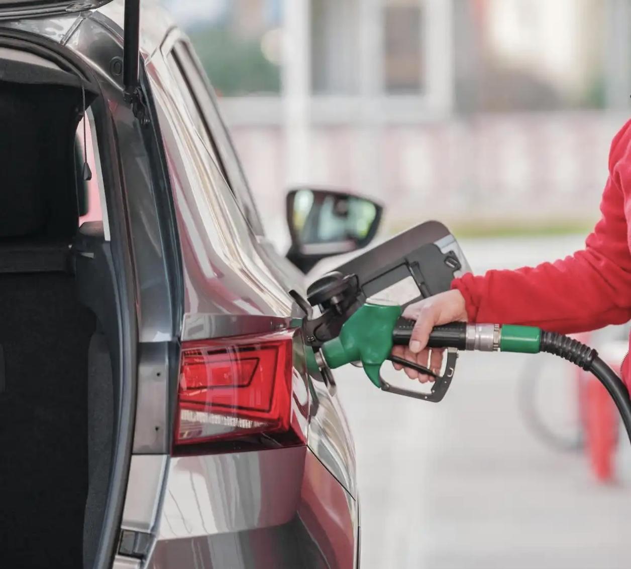 国际油价暴涨，咱妈直接出手压减涨幅，13年来首次临时调控，加满一箱油少花近50元