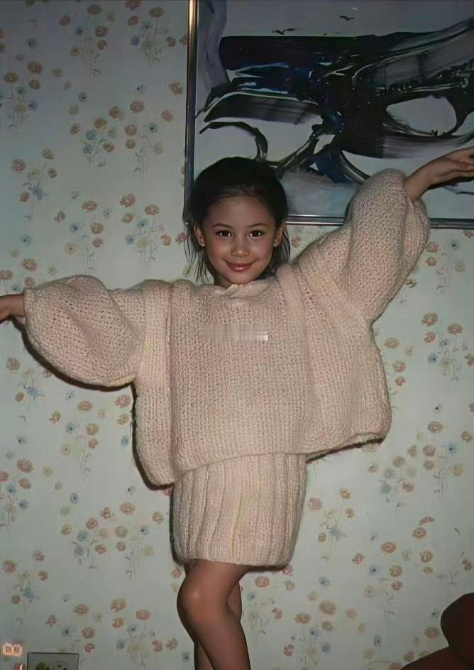 谁能预料到这个不起眼的小女孩，将来会红遍大江南北 
