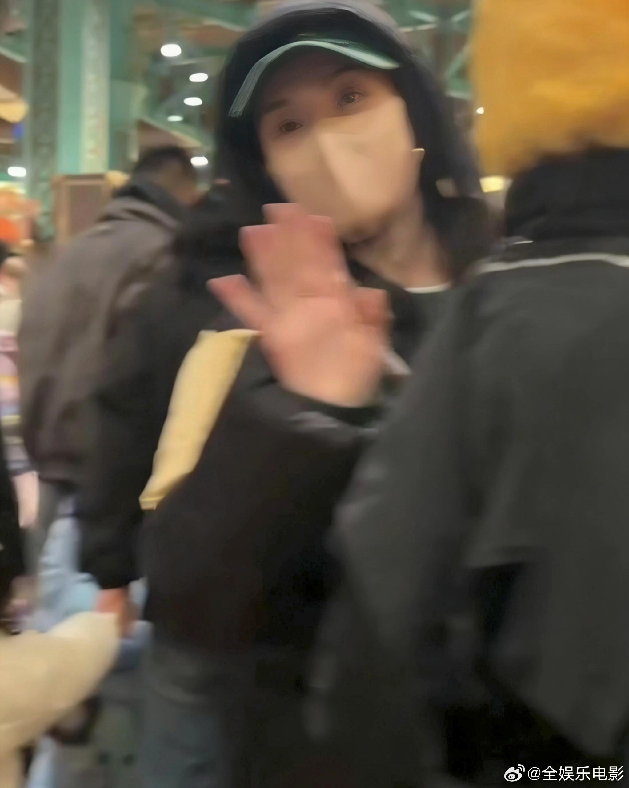 宋祖儿与好友逛游乐场 祖儿被拍到与好友一起逛游乐场，模糊的像素，清晰的美貌，好漂