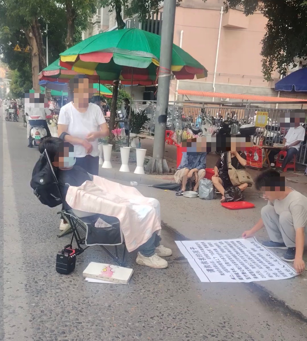 5月17日，玉林江滨路某会门口3人在乞讨要钱，昨晚还看见在茂林镇的宝相寺。前几天
