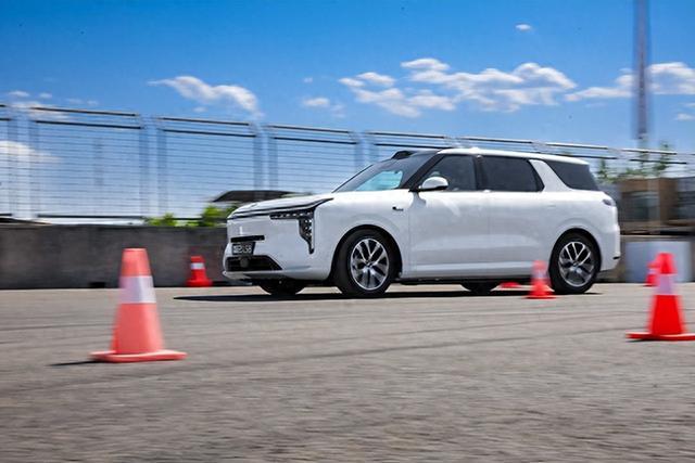 行业默认规则被打破，5米大车转弯半径仅4.85米

对于大型SUV，行业早有一个