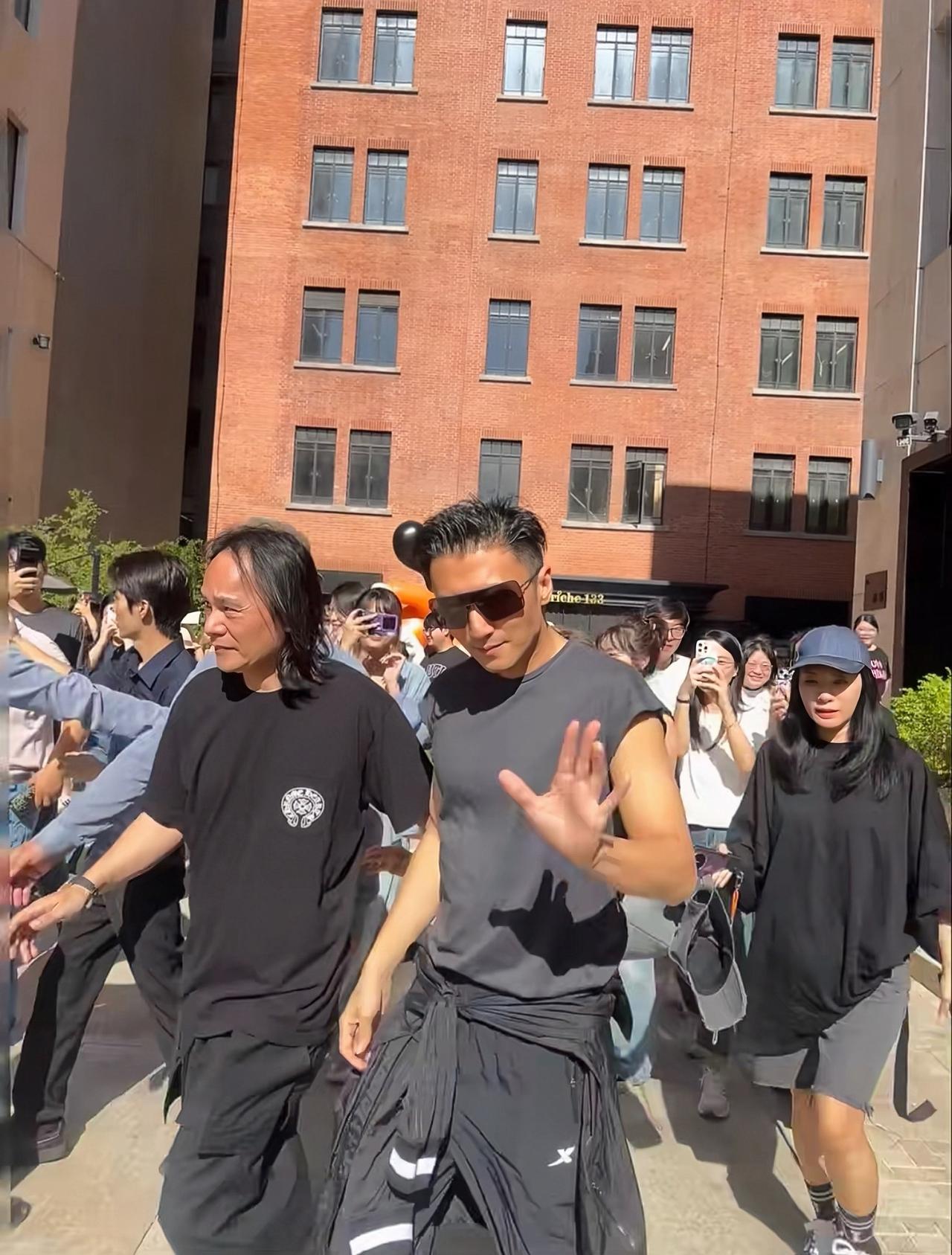 近日，有位网友在上海偶遇谢霆锋的画面。

谢霆锋刚喝完咖啡走出来，戴着墨镜跟大家
