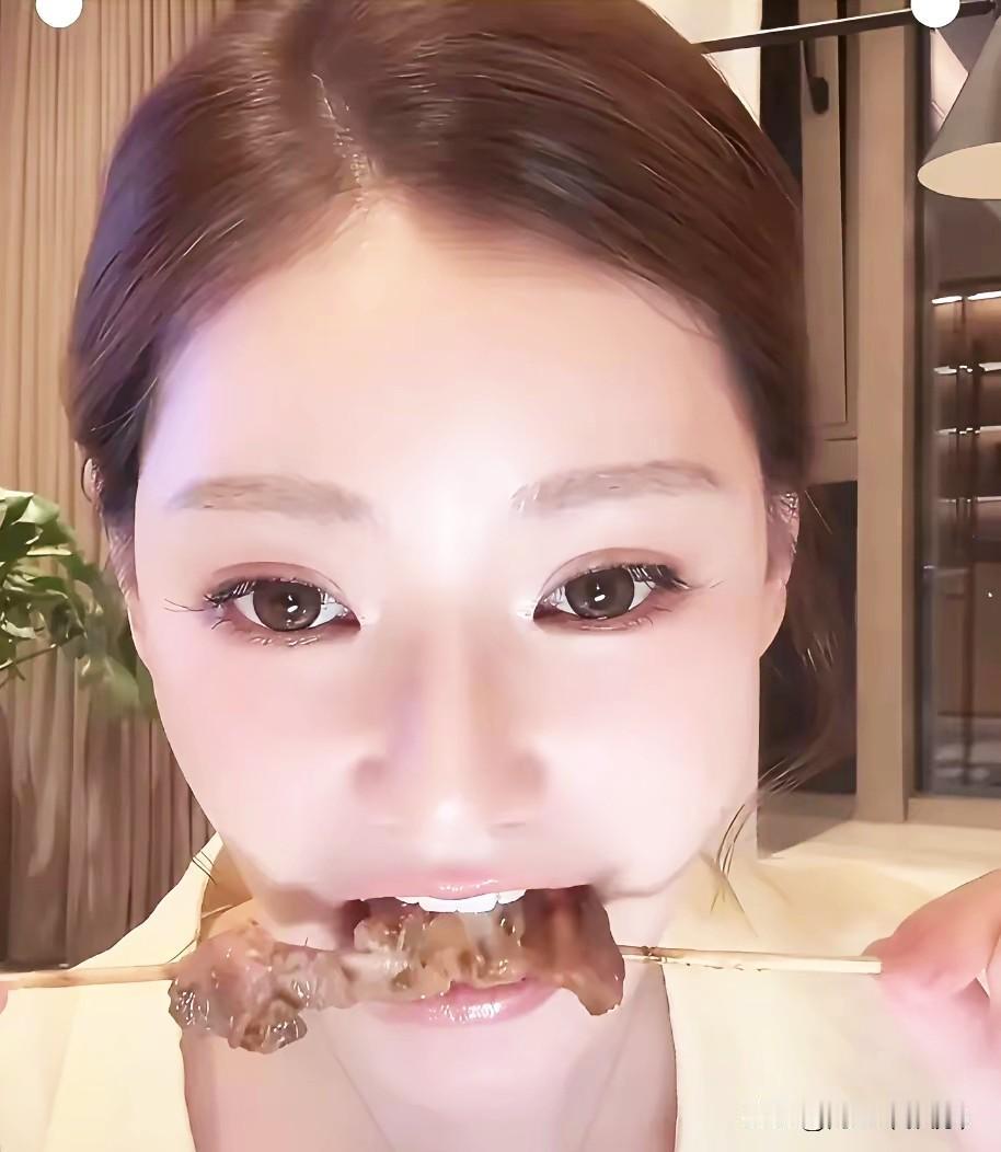 筱梅与小菲越来越恩爱了，他们俩刚过完结婚纪念日，小菲仪式感拉满，又是送花，又是下
