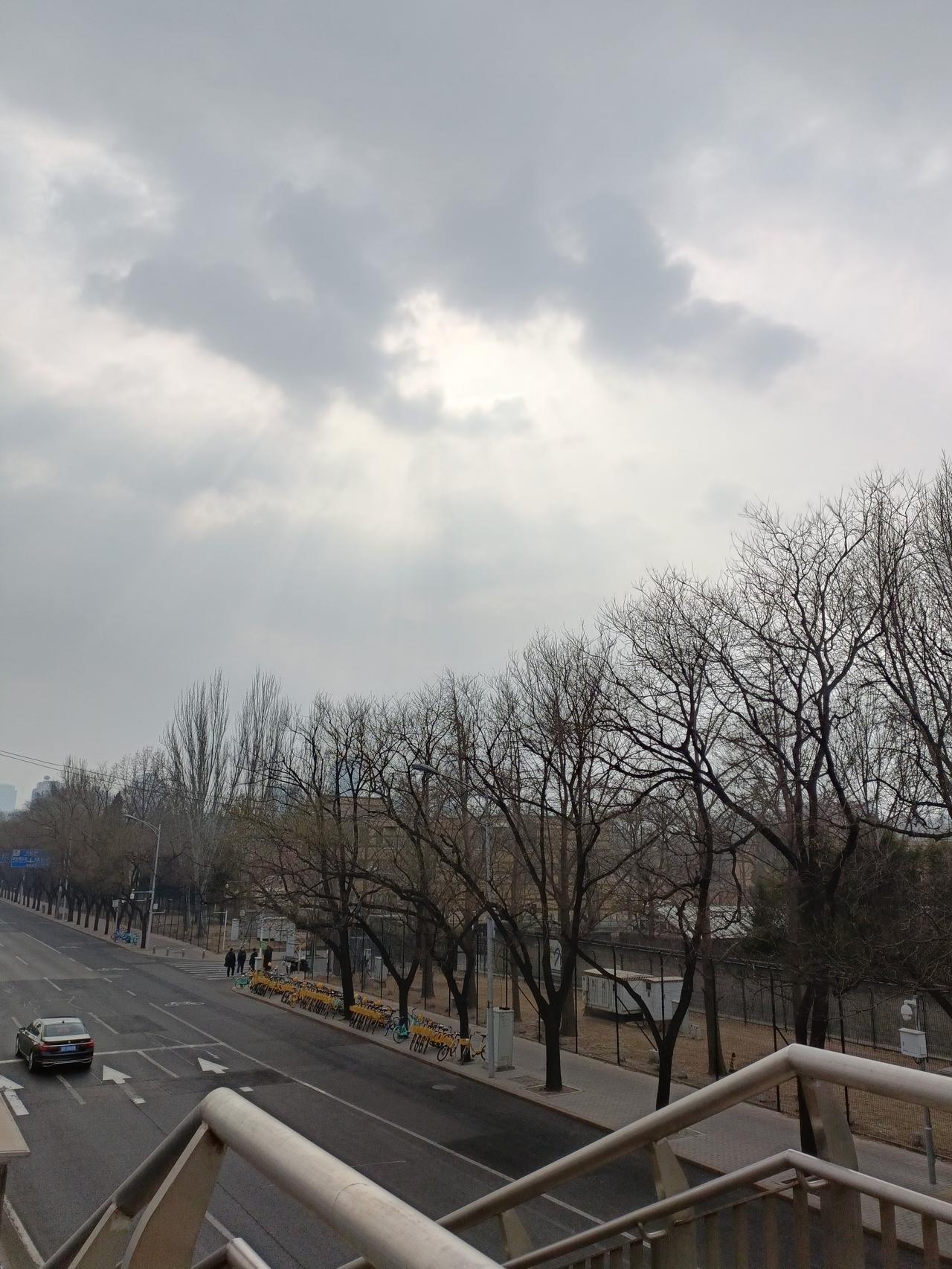 晒图笔记大赛乌云密布，天气阴沉