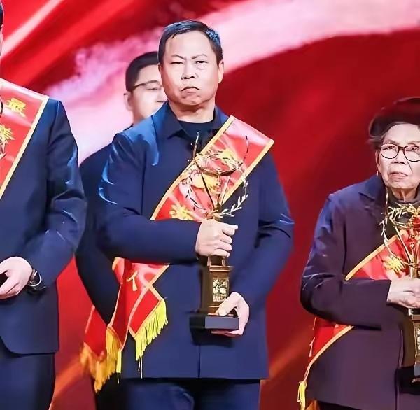 2024年，浙江船老大沈华忠出海时，突然接到求救信号，他常年在海上作业，一眼就能