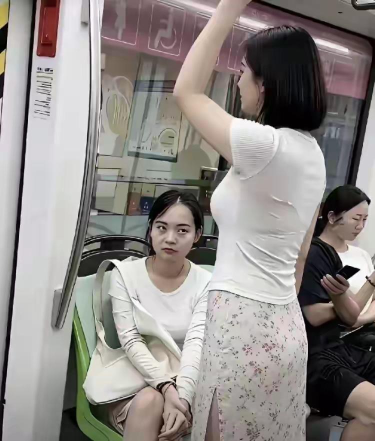 就因为站着的美女无论是身材和颜值，远远超过了坐着的女生，看这坐着的女生眼神，估计
