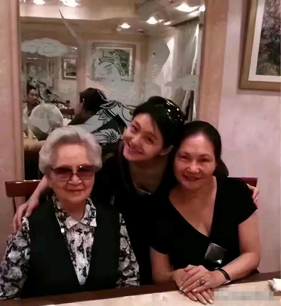 黄春梅这前儿媳和前婆婆，因为有大S这个有出息的女儿，和睦团聚一堂。钱是好东西，它