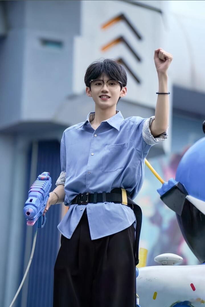 建议音乐节都按照这个标准卷起来是谁被帅哥投喂了～哦是我！！！别人音乐节挤前排，我