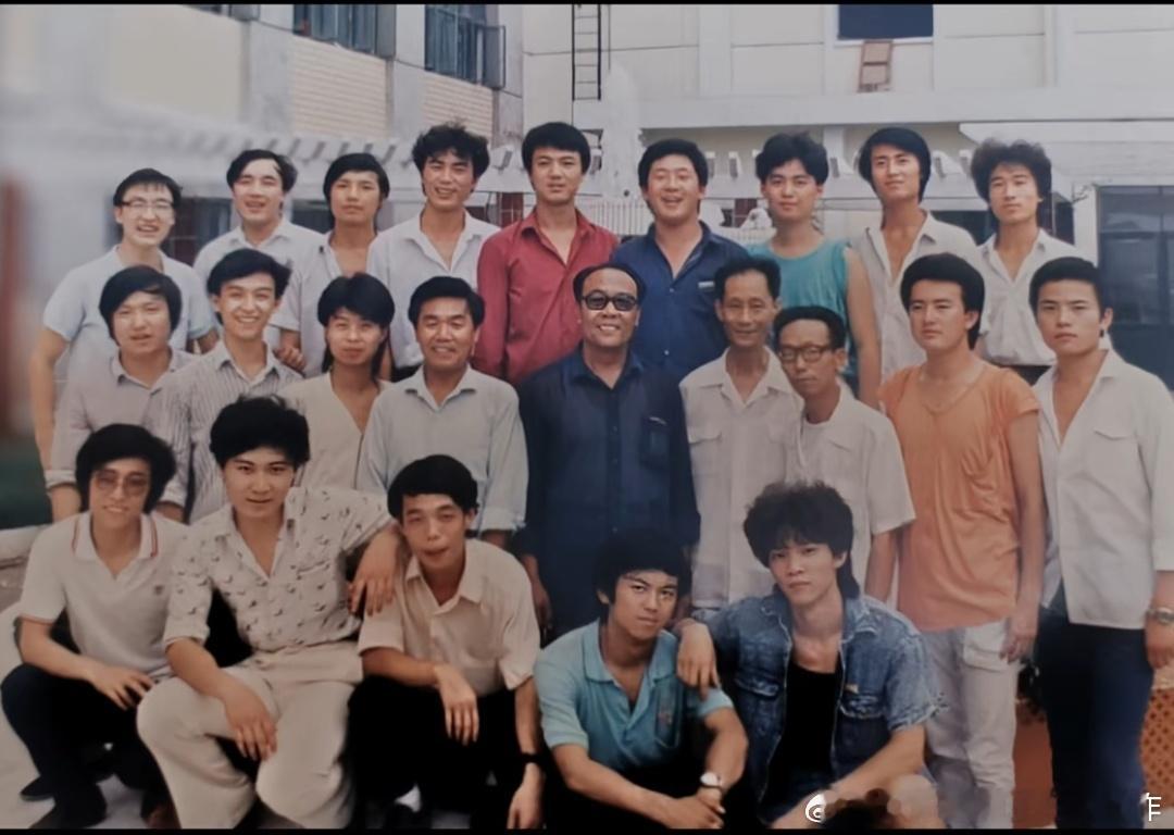 天津的北方曲校首届相声班，你认识几个？顺便可以看一下八十年代后期大家的服装、发型