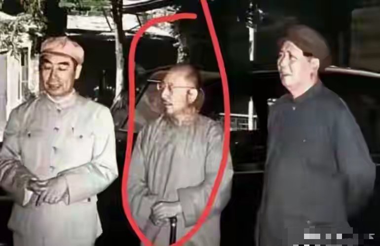站在主席和总理中间的这位是谁？有认识的吗？ 