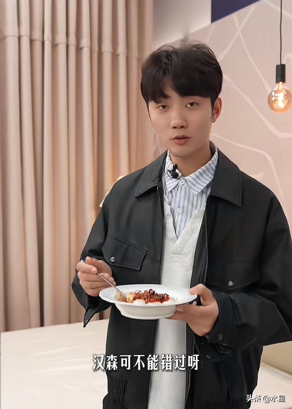 与辉同行小厨房最新黑暗料理：油泼辣子汤圆！光听名字都惊掉下巴了！
盼盼说好吃能理