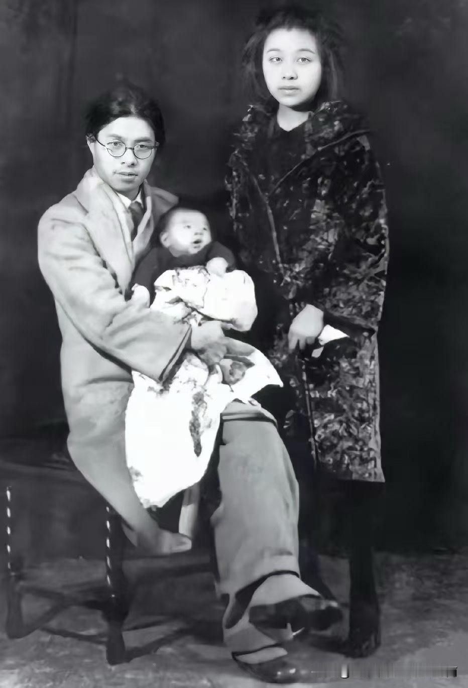 这张照片拍摄于1930年12月，是作家丁玲与丈夫胡也频及他们刚出生不久的儿子蒋祖
