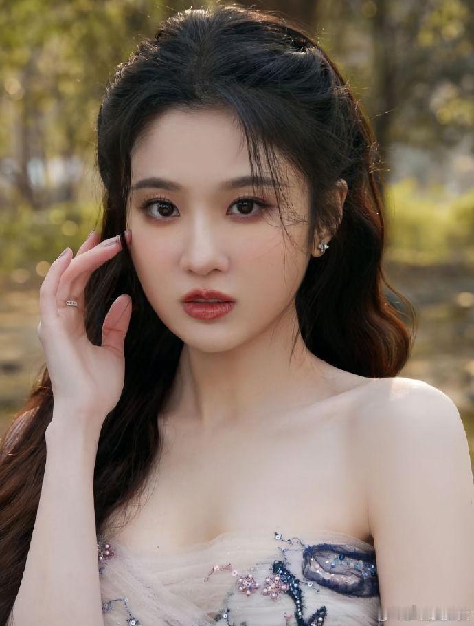 张慧雯叽里咕噜唱什么呢 乘风2026 合唱舞台氛围感满分，温柔旋律加持，弱化小缺