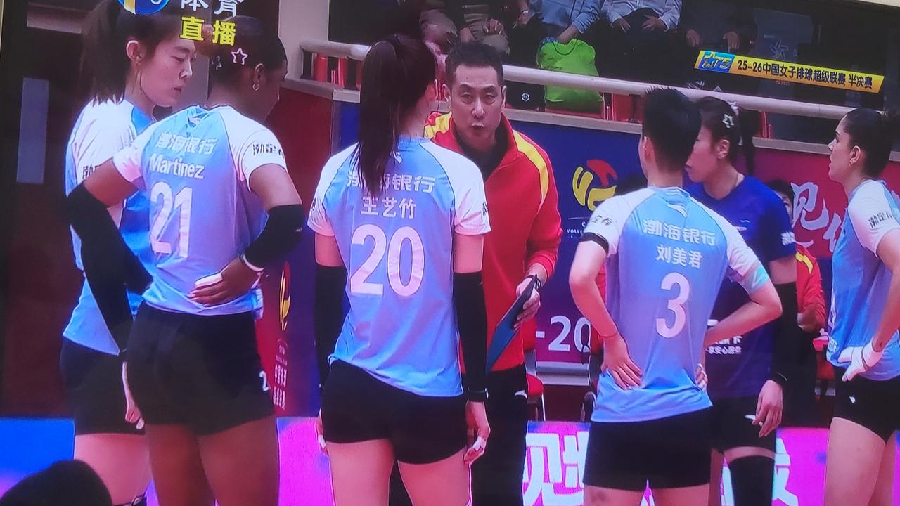 天津女排半决赛首回合比赛状态不错！第一局比赛天津女排25-17拿下第一局！天津女