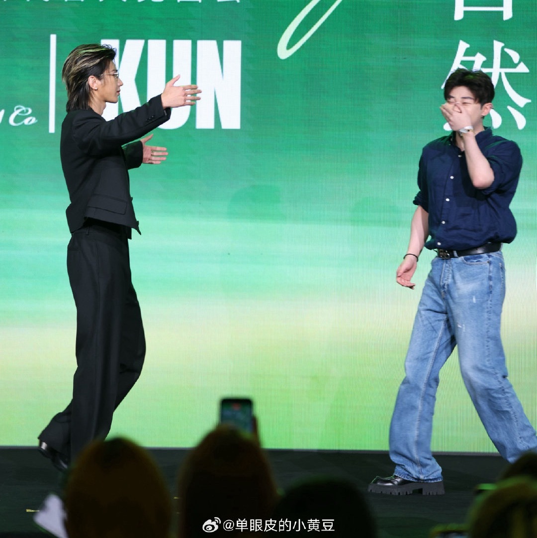 小黄豆中了蔡徐坤签售会小黄豆抽中蔡徐坤线下签售会小黄豆中了蔡徐坤签售会 ，啊啊啊