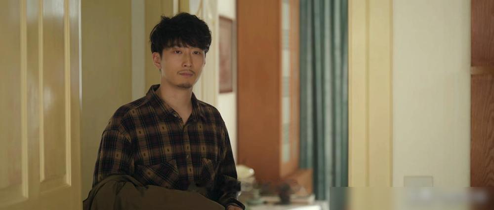 《主角》41集预告：刘红兵变沧桑了，回家后看着复出后的忆秦娥穿着戏服哄孩子，再唱