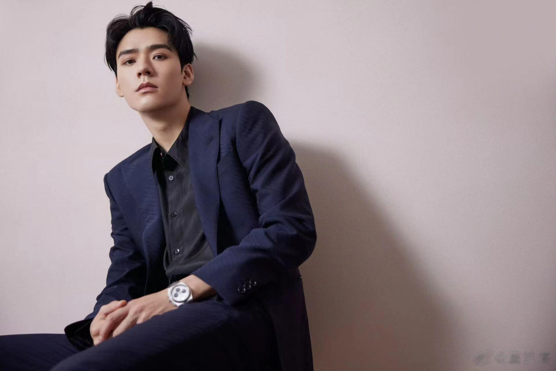 #龚俊蓝色条纹西裤##龚俊的侧颜好绝#OMG[哇]龚俊的侧颜也太绝了吧，棱角分明