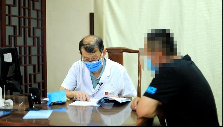 门诊上有位病人，一年做一次胃镜，连续做了33年，检查结果每次都是慢性胃炎，为什么