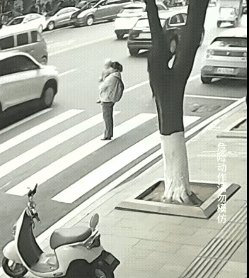 真是无巧不成书，大妈走路没有想到抱孩子的会突然走起来，抱孩子的是一点点也没看见大