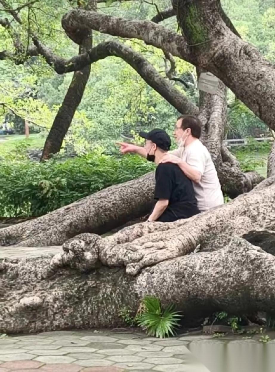 成龙和儿子房祖名父慈子孝的一幕。
4月8日，有网友晒出在惠州偶遇成龙的照片，现在