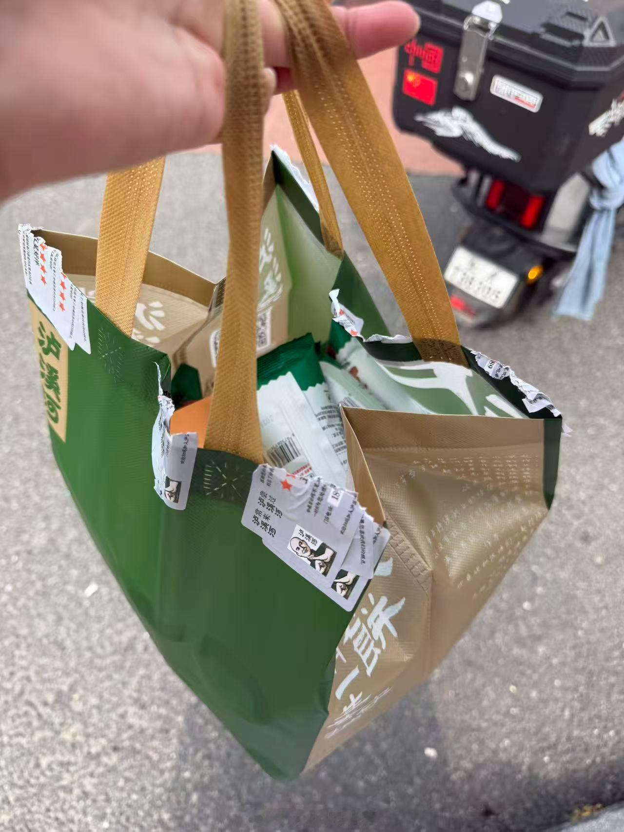 泸溪河桃酥 牙冠 我的妈呀，前几天朋友刚送了我一大袋子，现在家里都还有两盒桃酥没