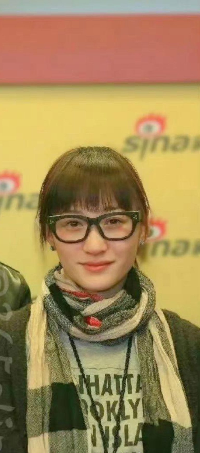李小冉 嗯，萌萌的眼镜，萌萌的齐刘海👀 