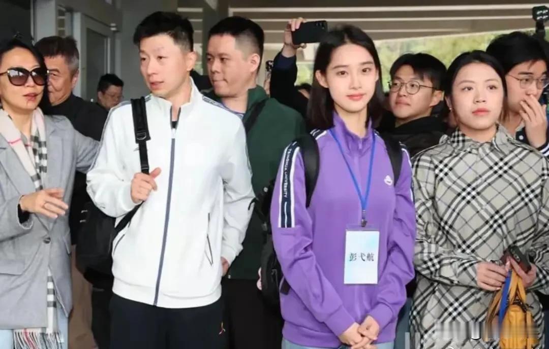 彭弋航大火！马龙与40名大陆大学生台湾行火爆两岸，我本来是看马龙的，谁知马龙旁边