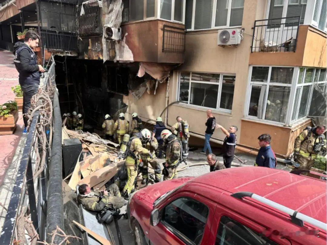 土耳其伊斯坦布尔夜总会爆炸起火 29人死亡

土耳其伊斯坦布尔一家位于多层建筑内